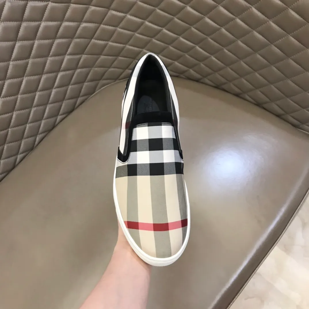 p340 "BURBERR*" men's classic low-top sneakers are reinterpreted in Vintage checkered cotton and matte calfskin, decorated with a new brand logo. First-layer sheepskin lining, embossed Burberry logo on the heel, and original TPU outsole! Size: 38-44